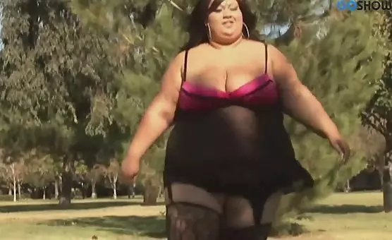 BBW Gives Him Oral Service on All Fours